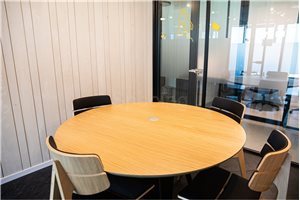 חדר ישיבות בדוגדר עיר ימים נתניה-פסגה