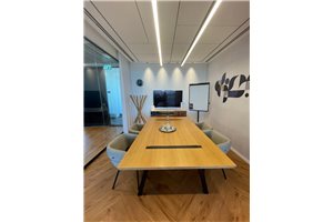 חדר ישיבות בחדר ישיבות פנימי Hayekev