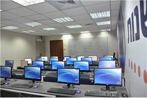 כיתת מחשבים - 28 עמדות